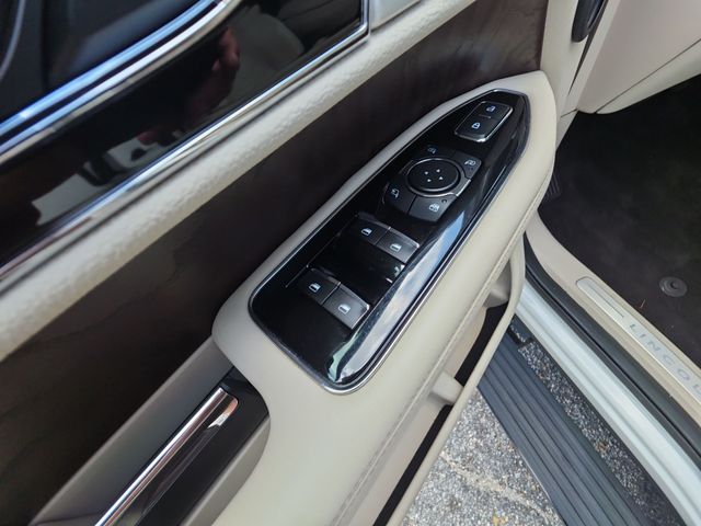 Used 2020 White Lincoln Reserve image 13