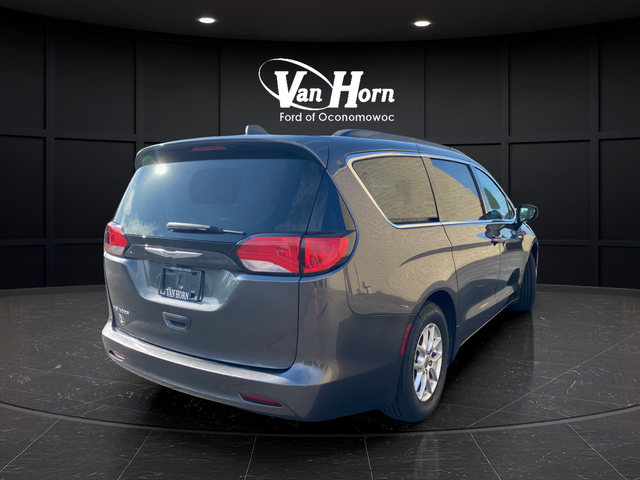 Used 2021 Granite Crystal Metallic Clearcoat Chrysler LXI image 7