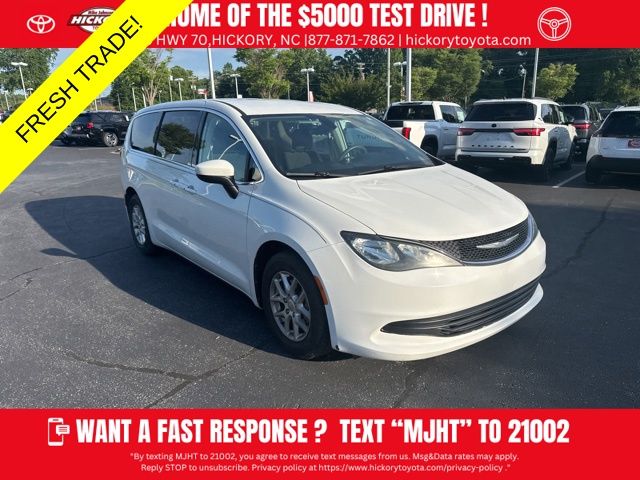2017 Chrysler Pacifica Touring's photo