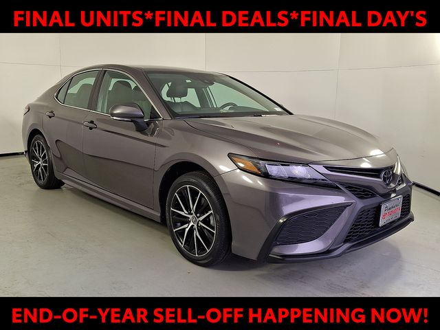 2023 Toyota Camry SE's photo