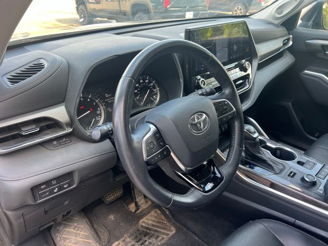 2021 Magnetic Gray Metallic Toyota Highlander Limited AWD SUV