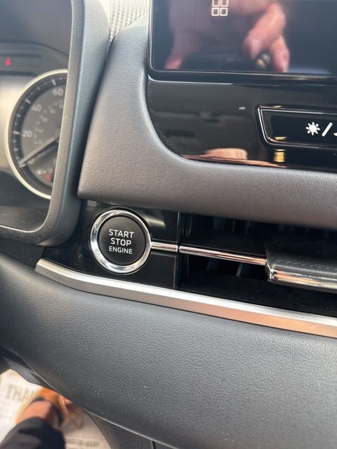 Used 2025  Mitsubishi SE image 27