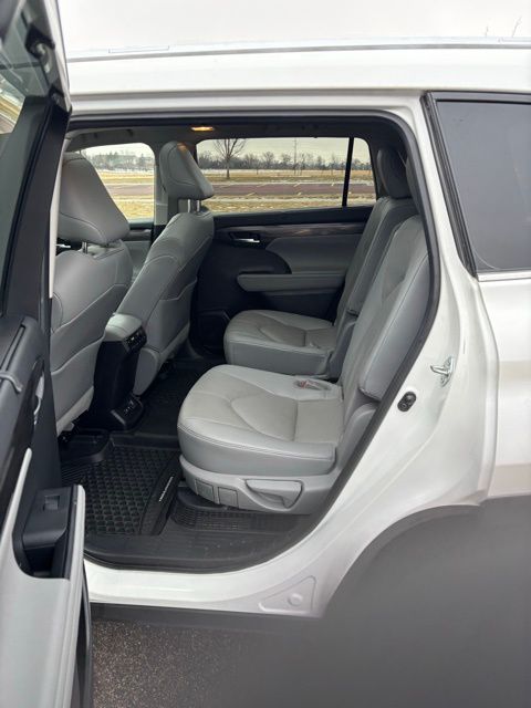 2021 Toyota Highlander Hybrid Platinum