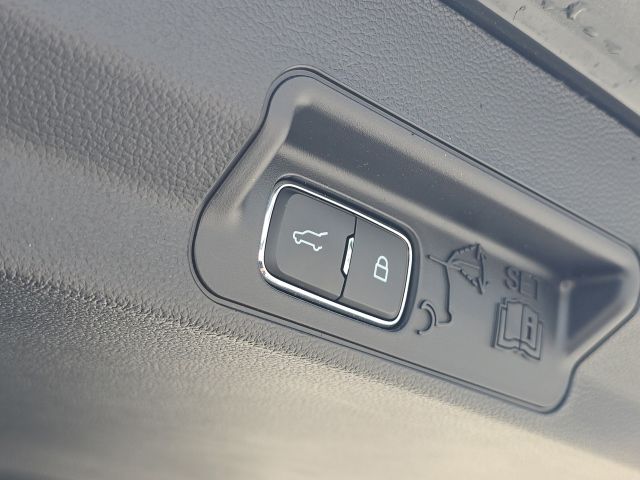 2023 Ford Explorer Limited:B02486