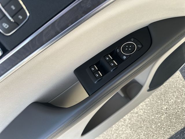 Used 2020 White Lincoln Reserve image 17