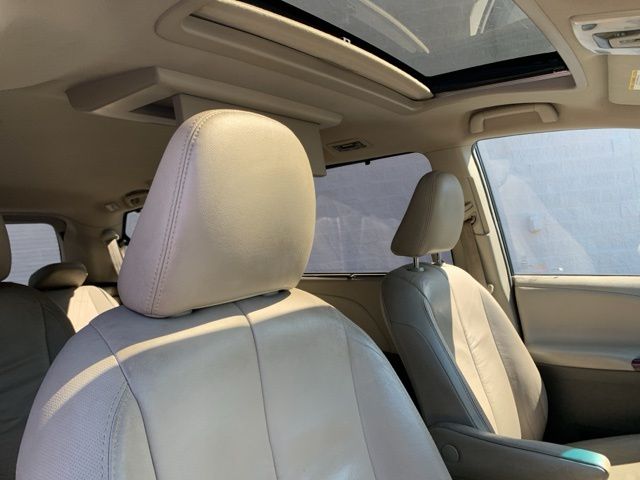 2012 Toyota Sienna XLE 7-Passenger Auto Access Se photo