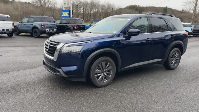 View vehicle photo 4