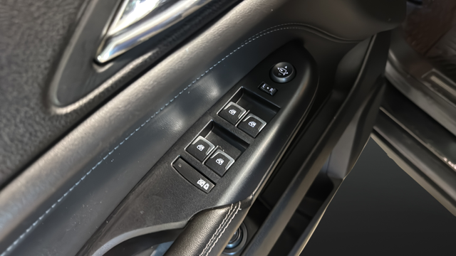 Used 2015  Cadillac Luxury image 22
