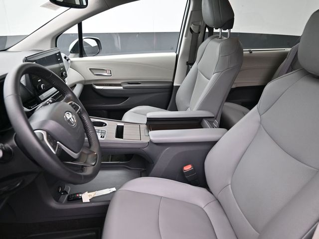 2021 Toyota Sienna XLE 27