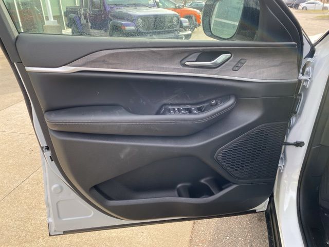 2025 Jeep Grand Cherokee Limited - Bright White Clearcoat exterior view 12