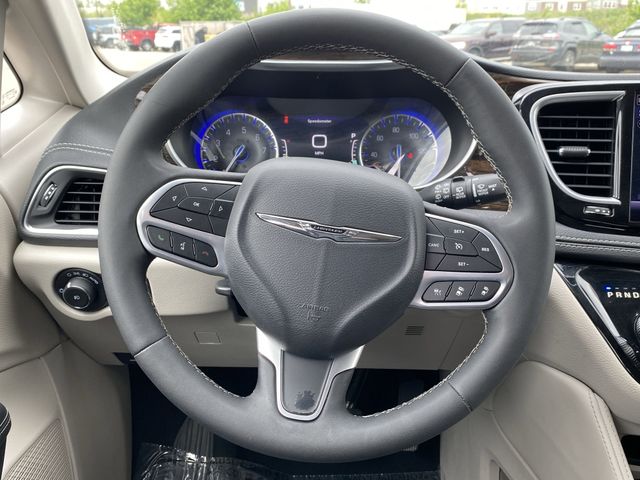 2023 Chrysler Pacifica Limited photo