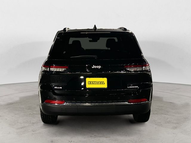 New 2025 Diamond Black Jeep Laredo image 4