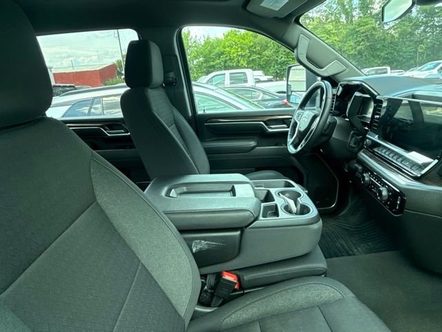 Used 2025 White Chevrolet LT image 9
