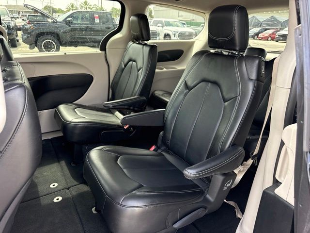 Used 2024 Chrysler Pacifica Van