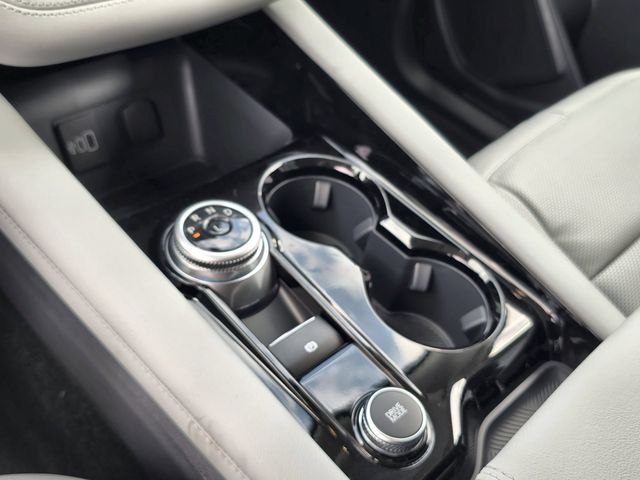 New 2026 Star White Metallic Tri-Coat Ford Platinum™ image 30