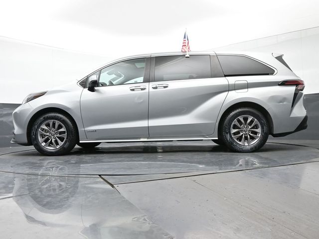 2021 Toyota Sienna XLE 38