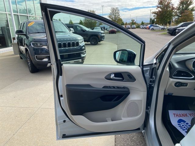 2024 Chrysler Pacifica Touring L - Silver Mist Clearcoat exterior view 10