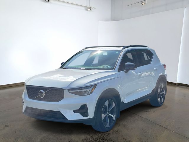 Crystal White Metallic 2024 Volvo XC40 SUV / Crossover Automatic