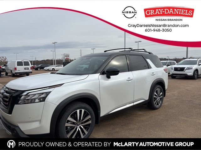 2025 Nissan Pathfinder Platinum's photo