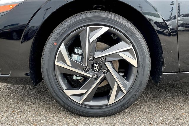 2024 Hyundai Elantra Hybrid Limited photo
