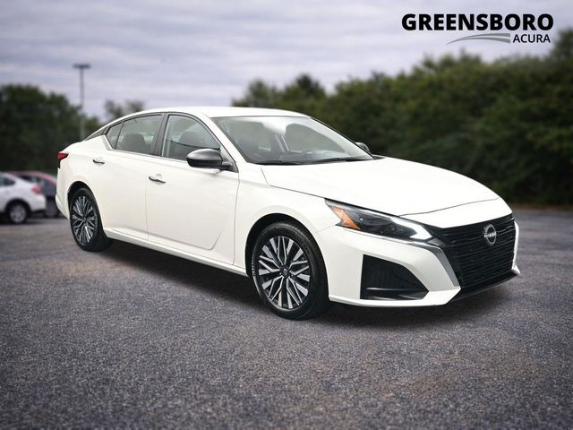 Glacier White 2025 Nissan Altima Sedan Front-Wheel Drive Continuously Variable Transmission
