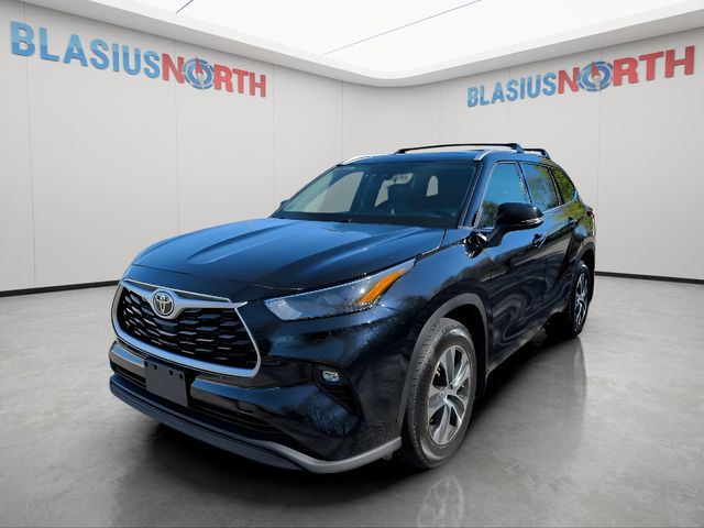 Midnight Black Metallic 2022 Toyota Highlander XLE AWD SUV / Crossover All-Wheel Drive 8-Speed Automatic