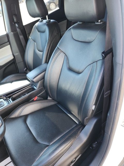 Used 2024 White/off-white Jeep Limited image 28