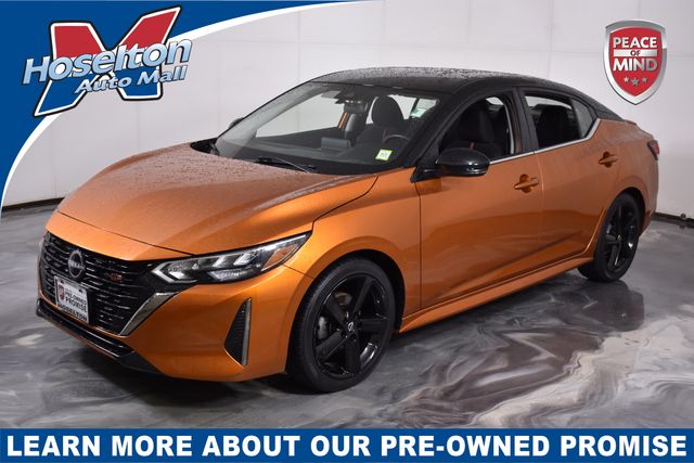 2024 Nissan Sentra Naranja (Monarch Orange Metallic/Super Black) Sedán Tracción delantera Transmisión variable continua