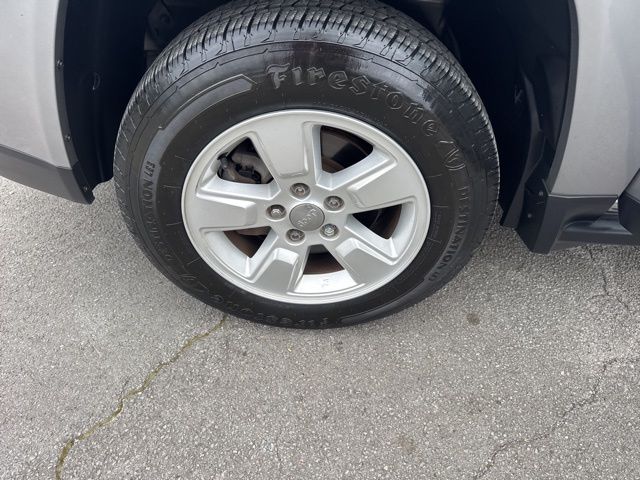 Used 2017 Silver Jeep Latitude image 16