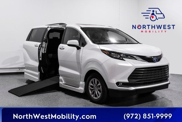 (SS262523) 2025 Toyota Sienna XLE