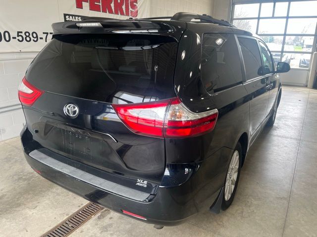 2015 Toyota Sienna XLE photo