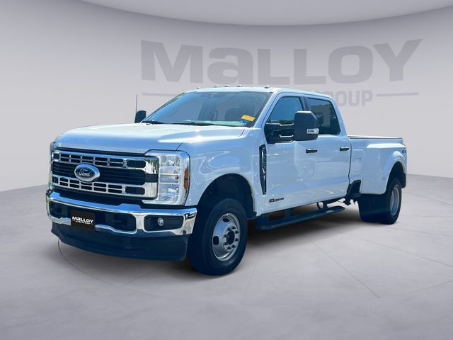 Oxford White 2026 Ford F-350 Super Duty XLT Crew Cab LB DRW 4WD Pickup Truck Four-Wheel Drive Automatic