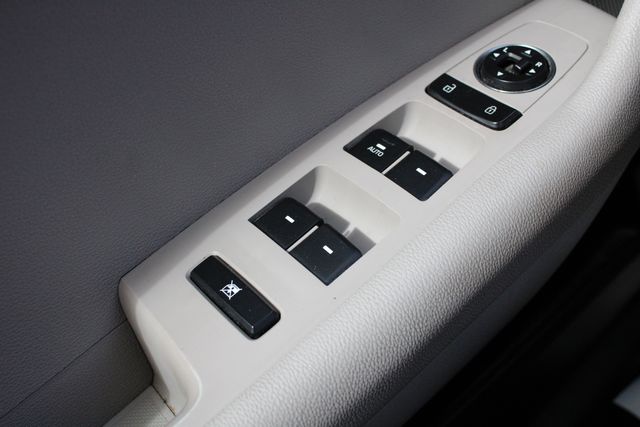 Used 2017 Black Hyundai Base image 6