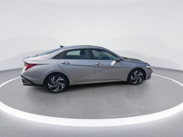 Used 2025 Silver Hyundai SEL Convenience image 9