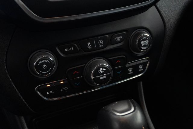 Used 2023 Jeep Cherokee SUV