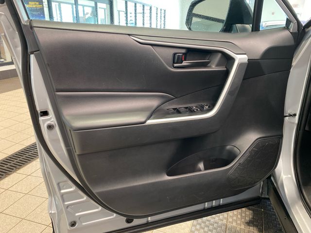 Used 2020  Toyota LE image 9