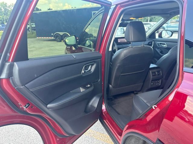 2025 Nissan Rogue Platinum:C02794
