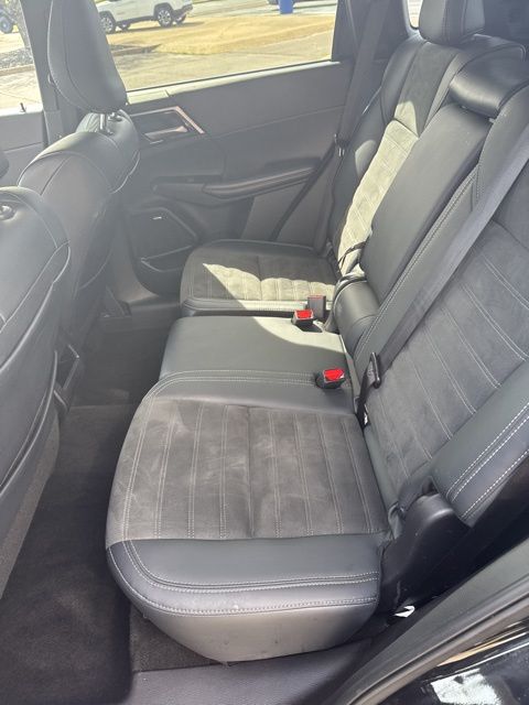 Used 2025  Mitsubishi SE image 33