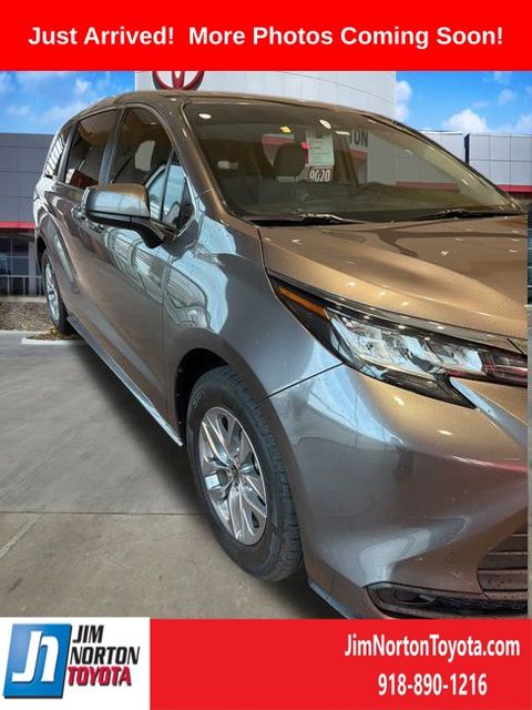 2022 Toyota Sienna LE's photo