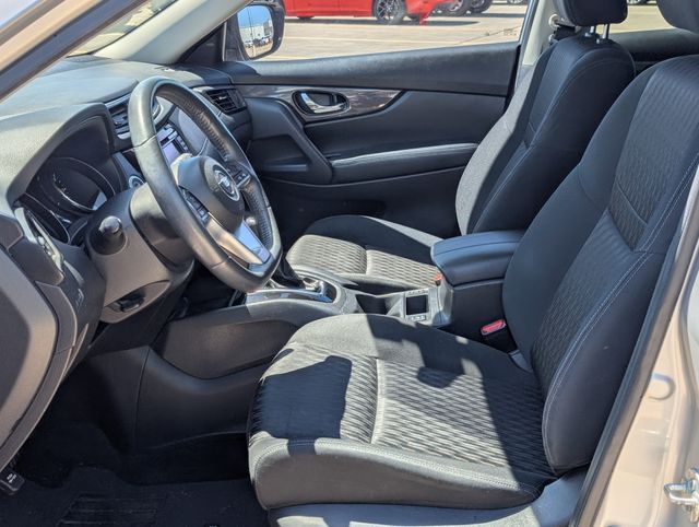 2017 Nissan Rogue SV - 11