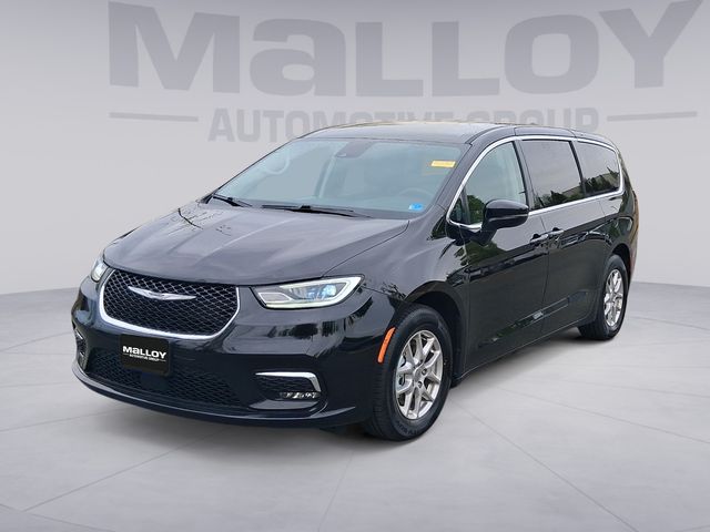 Diamond Black Crystal Pearlcoat 2024 Chrysler Pacifica Touring L FWD Minivan Front-Wheel Drive 9-Speed Automatic