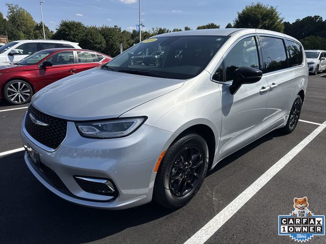 Silver Mist Clearcoat 2024 Chrysler Pacifica Minivan Front-Wheel Drive 9-Speed Automatic