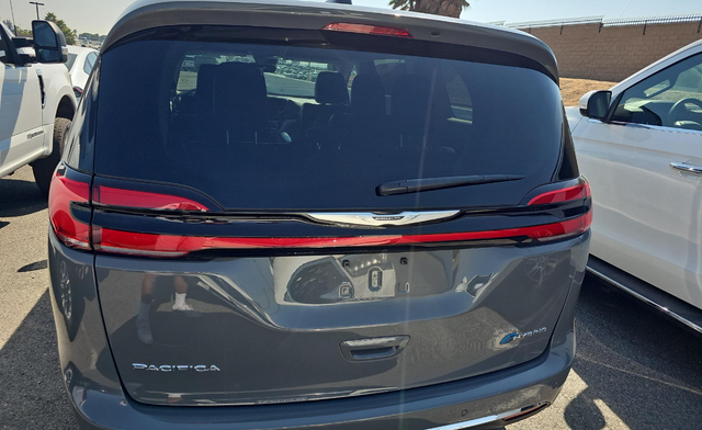 2023 Chrysler Pacifica Hybrid Touring L 4