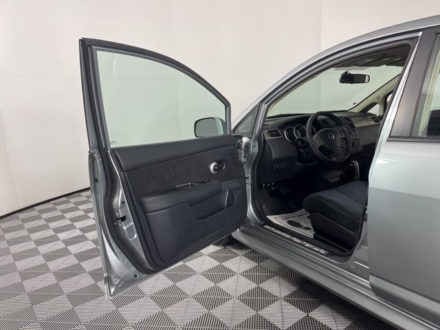 2011 Nissan Versa 1.8 SL 16