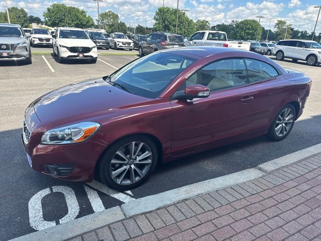 2011 Volvo C70 Rojo (Flamenco Red Metallic) Descapotable Tracción delantera 5 velocidades Automática
