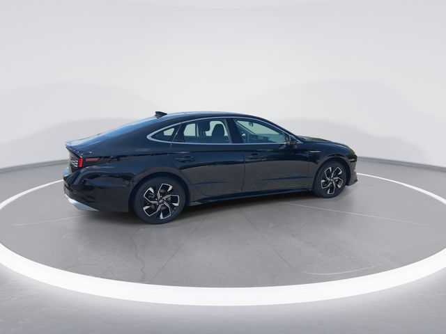 Used 2025 Black Hyundai SEL image 8