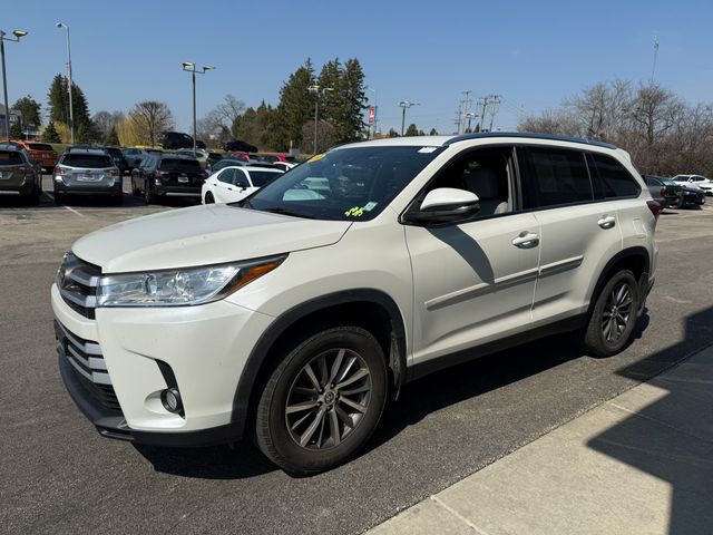 Used 2019  Toyota XLE image 2