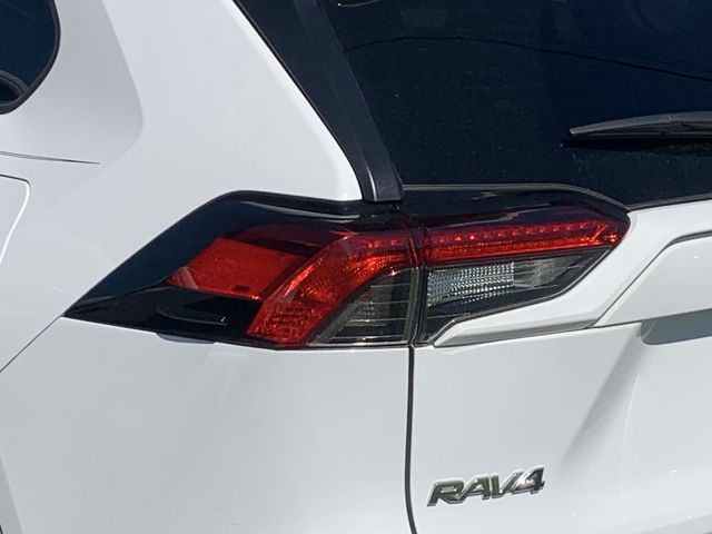 2022 Toyota RAV4 LE 8