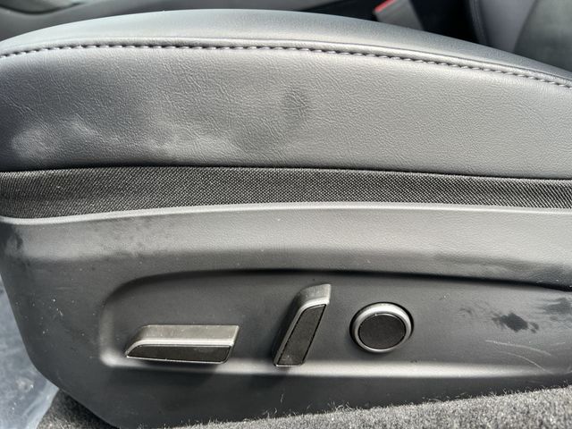 Used 2025  Tesla Long Range image 33