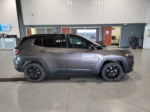 2022 Granite Crystal Metallic Clearcoat Jeep Compass Altitude 4X4 SUV